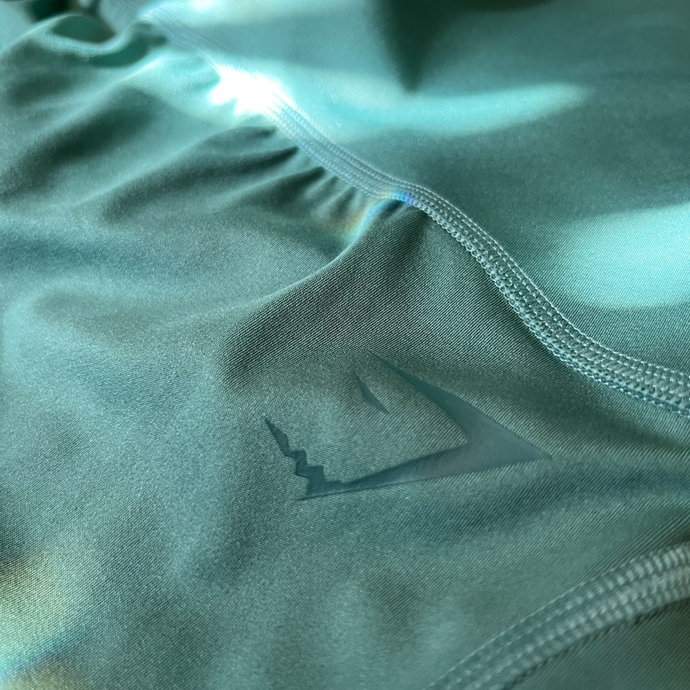 Gym shark scrunch leggings